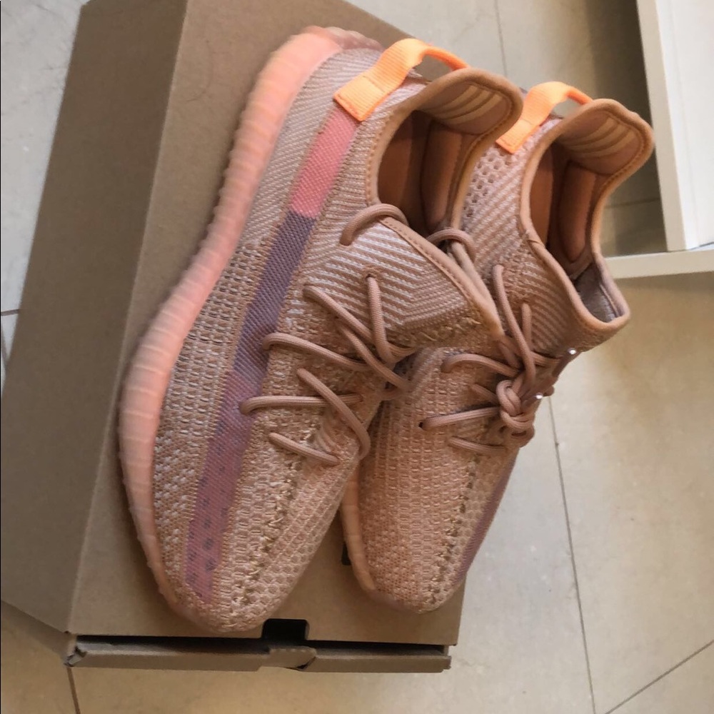Yeezy Boost 350 VS Clay
Size 9 1/2